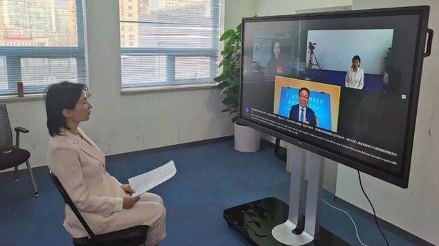 关注无障碍沟通 刘庆峰与邰丽华同频共振