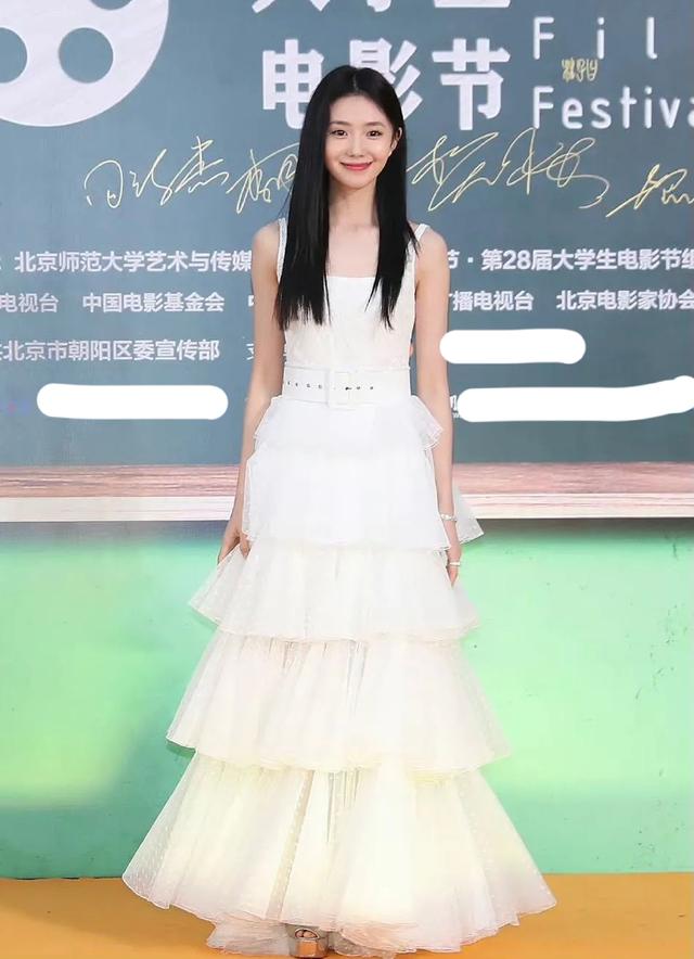 大学生电影节红毯：刘浩存笑容像复制粘贴，陈都灵偏爱蓬蓬裙