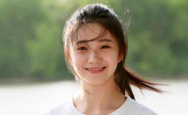 大学生电影节红毯：刘浩存笑容像复制粘贴，陈都灵偏爱蓬蓬裙