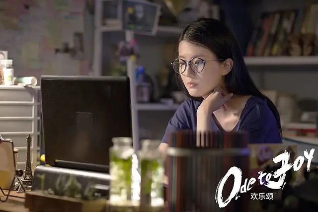 大学生电影节红毯：刘浩存笑容像复制粘贴，陈都灵偏爱蓬蓬裙