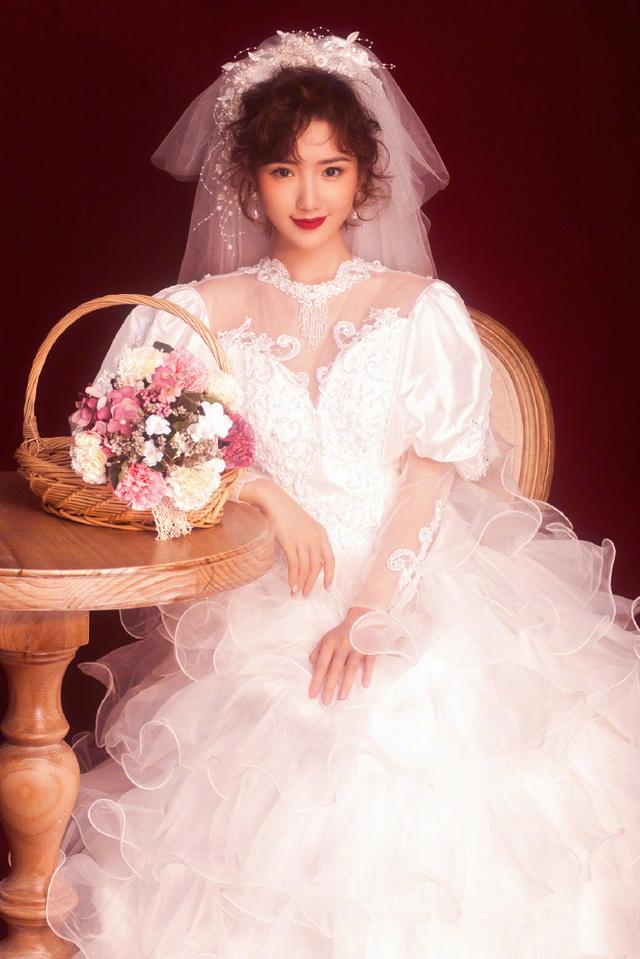 毛晓彤穿复古婚纱美出圈，被夸像“挂历美人”，体面告别乔三丽