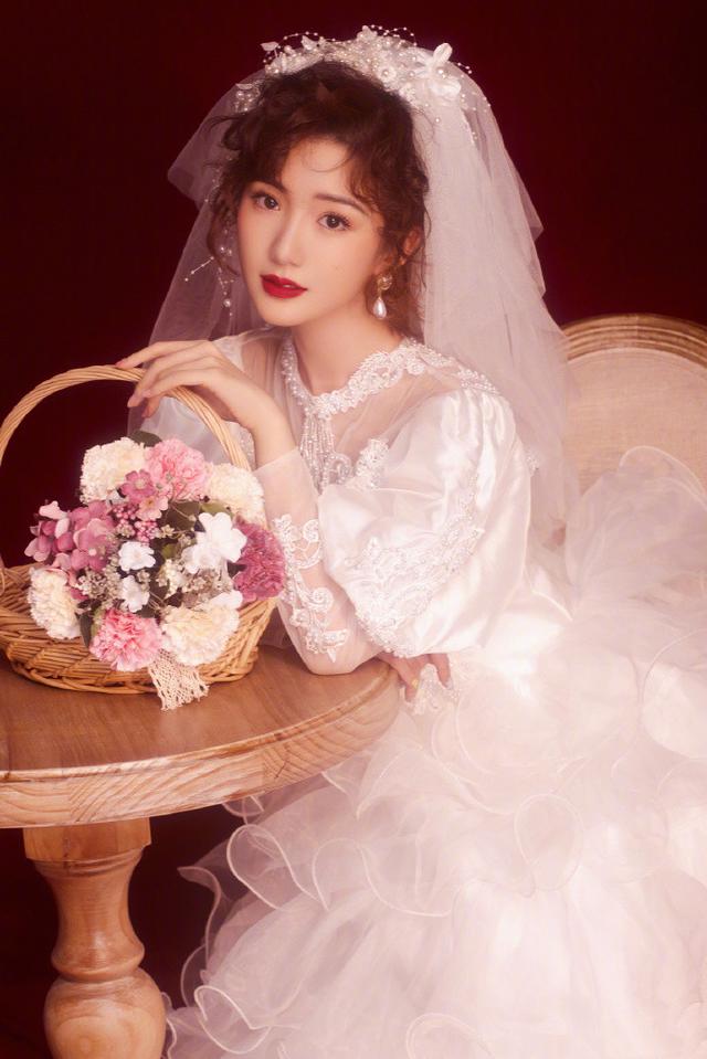 毛晓彤穿复古婚纱美出圈，被夸像“挂历美人”，体面告别乔三丽