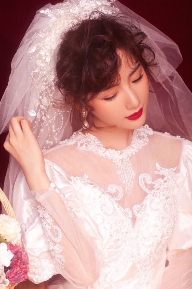 毛晓彤穿复古婚纱美出圈，被夸像“挂历美人”，体面告别乔三丽