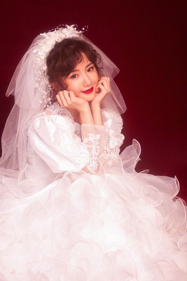 毛晓彤穿复古婚纱美出圈，被夸像“挂历美人”，体面告别乔三丽