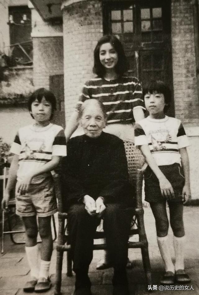 她5岁被@￥有富贵相，20岁嫁李宗仁，守活寡70年，高寿102岁