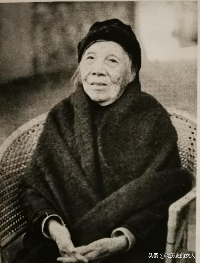 她5岁被@￥有富贵相，20岁嫁李宗仁，守活寡70年，高寿102岁