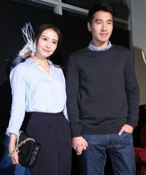 赵又廷深夜带父母探班高圆圆，一家人有说有笑其乐融融变模范家庭