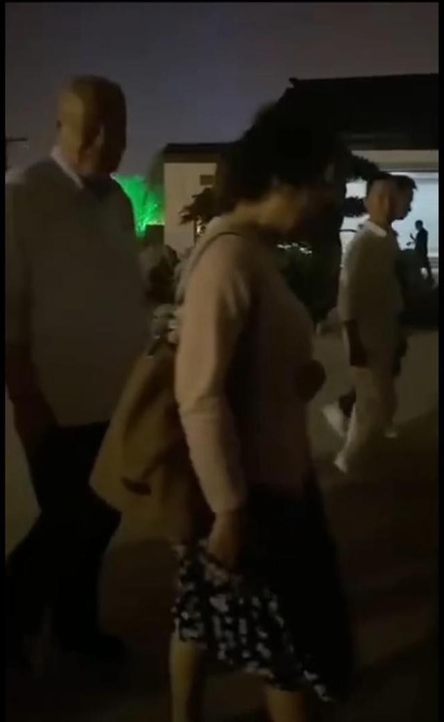 赵又廷深夜带父母探班高圆圆，一家人有说有笑其乐融融变模范家庭