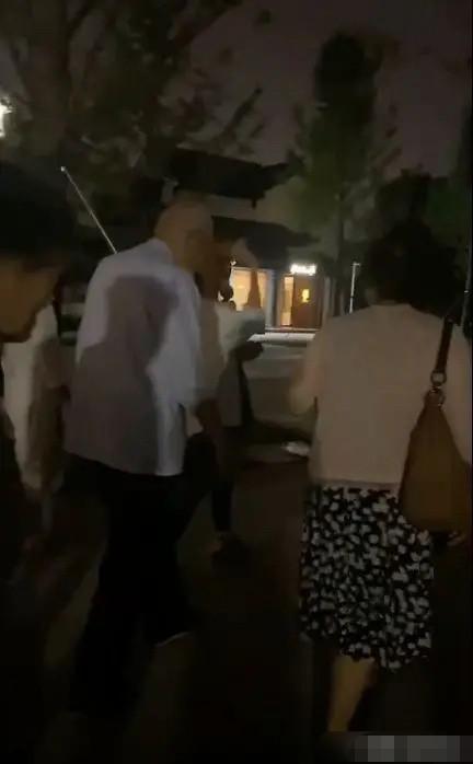 赵又廷深夜带父母探班高圆圆，一家人有说有笑其乐融融变模范家庭