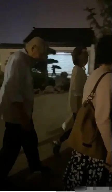赵又廷深夜带父母探班高圆圆，一家人有说有笑其乐融融变模范家庭