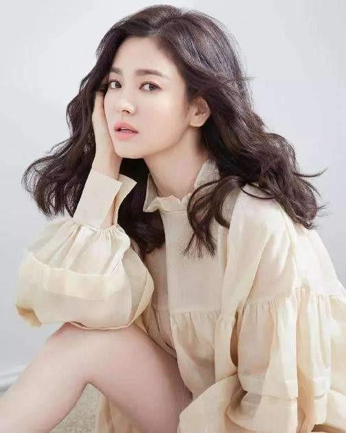 宋慧乔牵手小鲜肉回归！生辰刘海再度霸屏少女感，职场造型太火爆