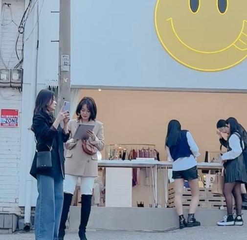 宋慧乔牵手小鲜肉回归！生辰刘海再度霸屏少女感，职场造型太火爆