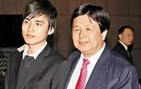 经历绑架未遂，目睹亲姐自杀，他用8亿婚礼，娶回甄子丹的小姨子