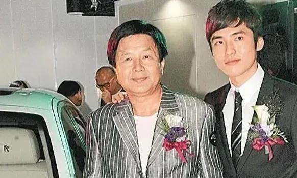 经历绑架未遂，目睹亲姐自杀，他用8亿婚礼，娶回甄子丹的小姨子