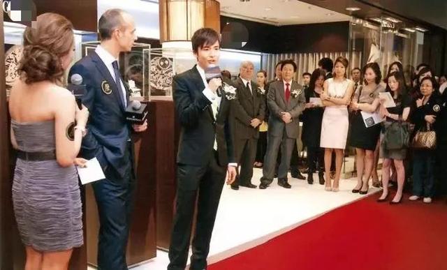 经历绑架未遂，目睹亲姐自杀，他用8亿婚礼，娶回甄子丹的小姨子