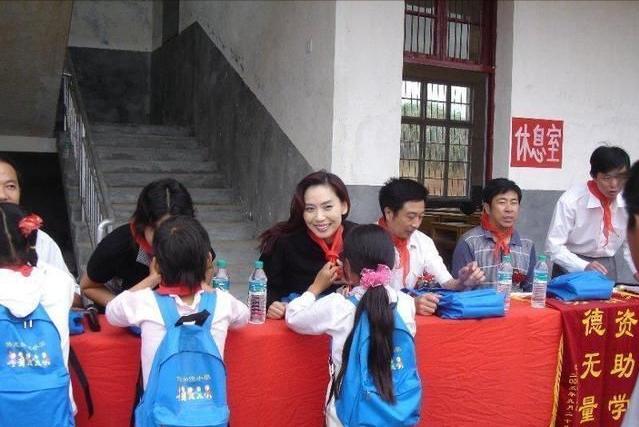 捐助小学40多所，拒绝郑裕彤何鸿燊两大豪门，身价几十亿终身未嫁
