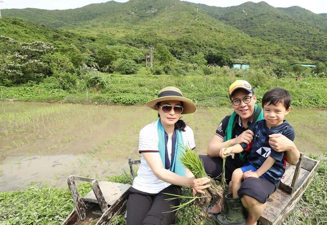 郭晶晶嫁入豪门穷养二胎，教育上却毫不吝啬，看了学费单我沉默了