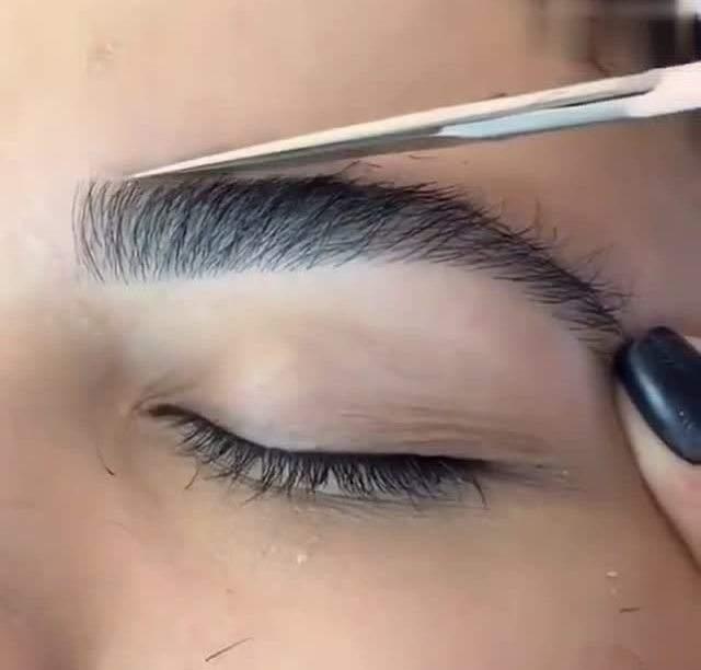 眉毛画得慢还黑硬不自然？化妆师教你，不仅上手快画完还很撩人哦