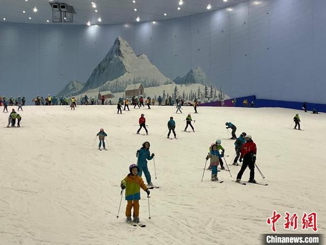 “不下雪”城市刮起“冰雪风”：广州打破限制“滑遍四季”