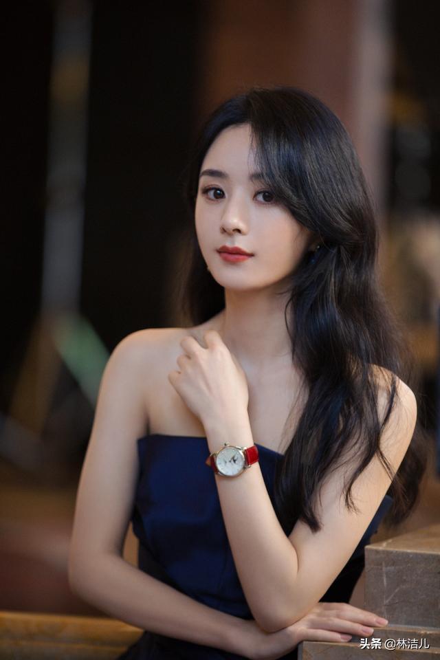 圆脸也挡不住赵丽颖的时髦感，短发俏皮可爱，长卷发更是明艳动人