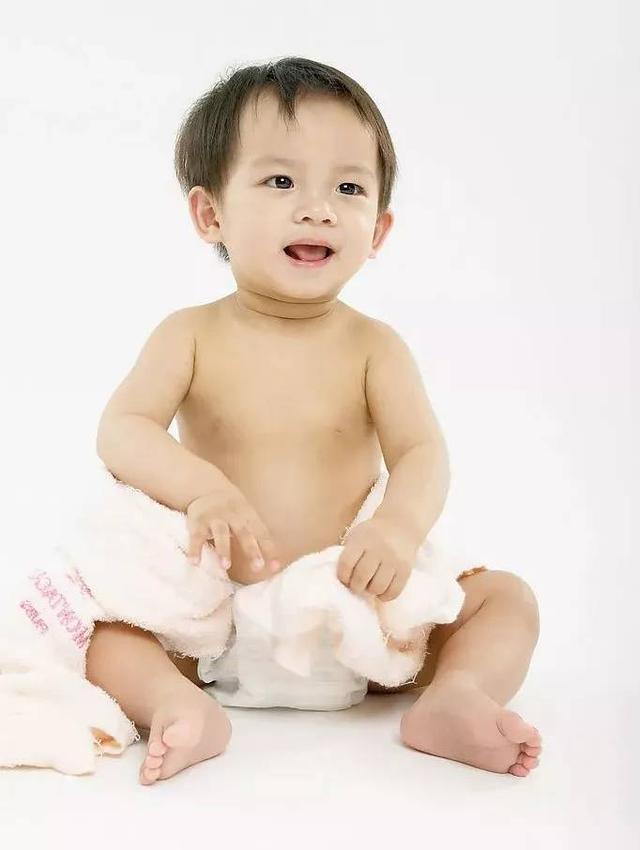 孩子没坐相容易生辰脚、O型腿，看明星萌娃都如何矫正！