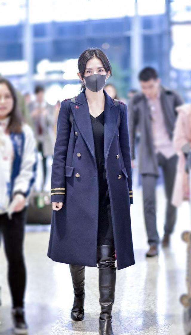 谢娜海军风衣引领新时尚，生辰刘海低马尾好温柔，这么穿真显小