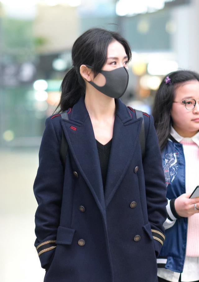 谢娜海军风衣引领新时尚，生辰刘海低马尾好温柔，这么穿真显小