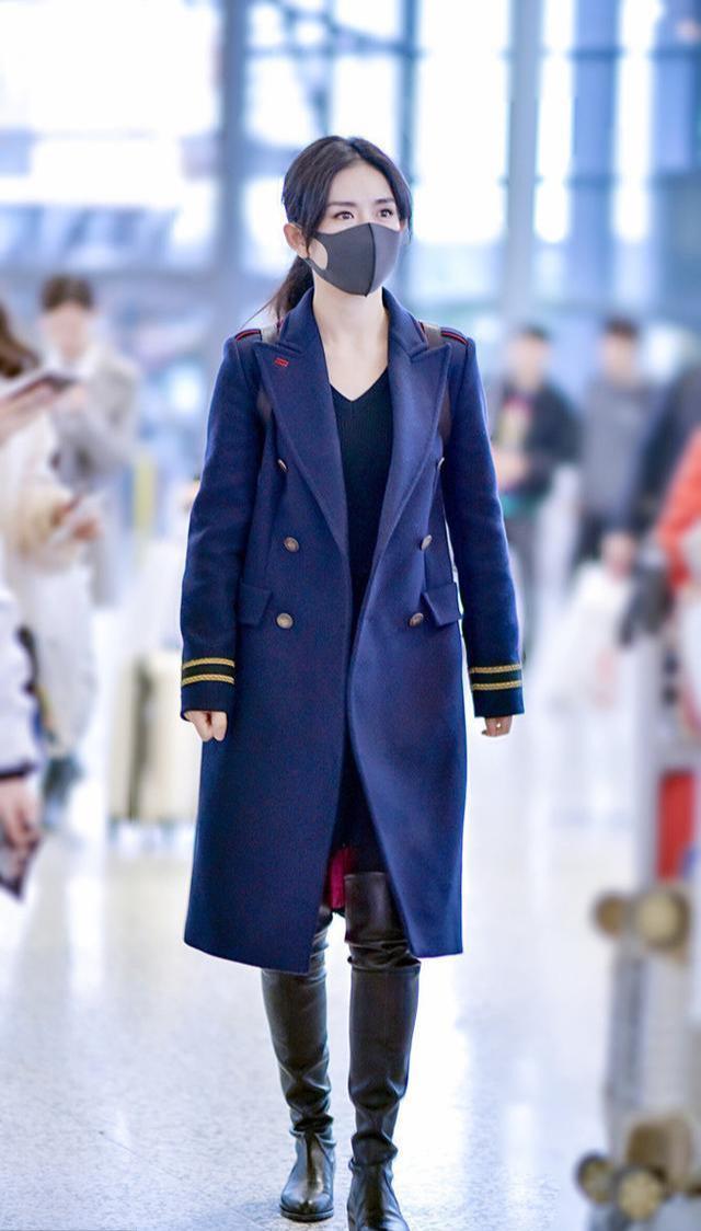 谢娜海军风衣引领新时尚，生辰刘海低马尾好温柔，这么穿真显小