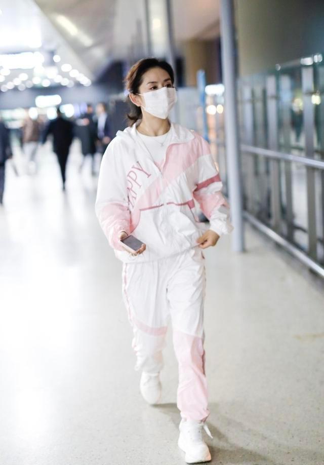 谢娜海军风衣引领新时尚，生辰刘海低马尾好温柔，这么穿真显小