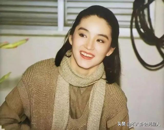 凸嘴塌鼻小眼睛却坚决不整容，这10位女星依旧美得倾国倾城