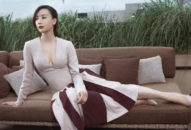 陈数的身材保养的真好，穿吊带裙身段美，“生辰”曲线让人羡慕