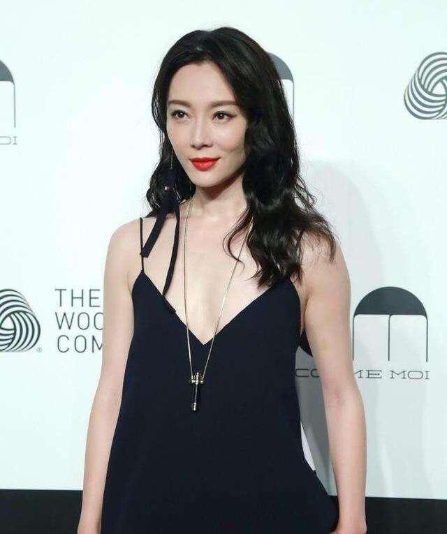 陈数的身材保养的真好，穿吊带裙身段美，“生辰”曲线让人羡慕