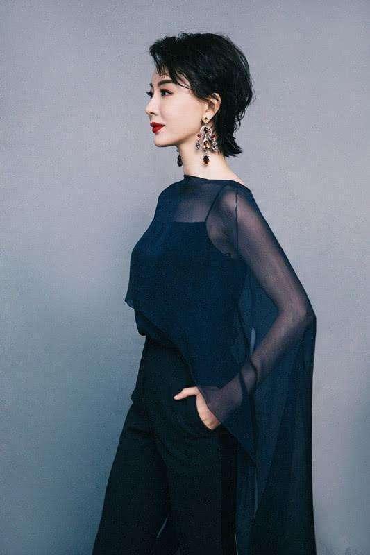 陈数的身材保养的真好，穿吊带裙身段美，“生辰”曲线让人羡慕