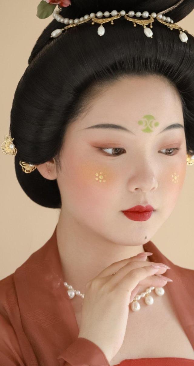 将眉毛化成小重山？美妆博主玩转古代眉，网友直呼：古装剧需要你