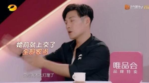 严屹宽恶搞1岁女儿让其吃柠檬 肉肉酸出生辰眉
