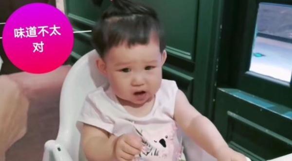 严屹宽恶搞1岁女儿让其吃柠檬 肉肉酸出生辰眉
