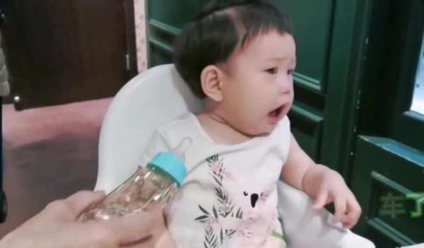 严屹宽恶搞1岁女儿让其吃柠檬 肉肉酸出生辰眉
