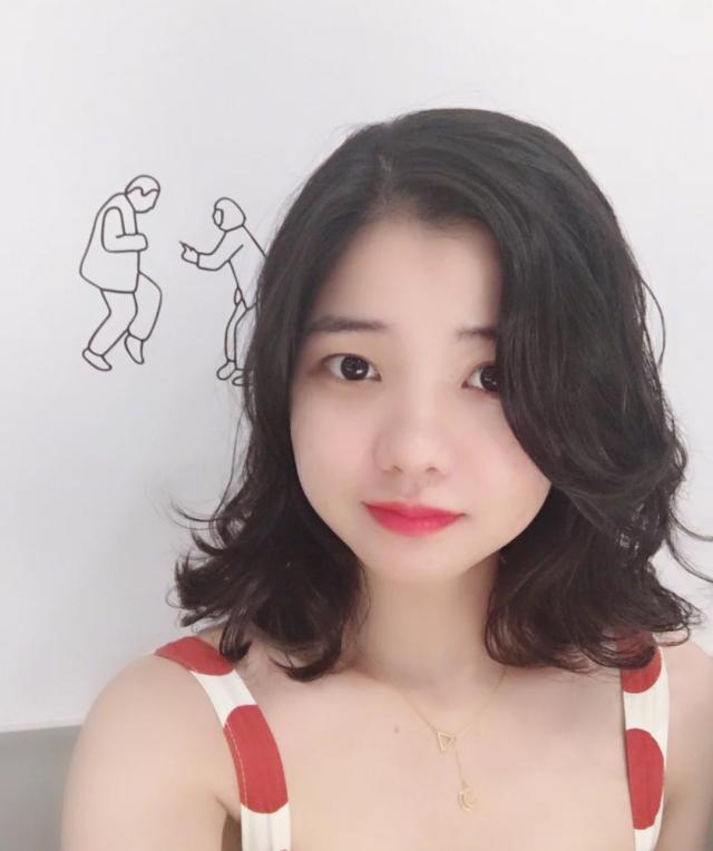 圆脸女生适合哪些发型？生辰刘海、纹理烫，瘦脸的同时更有气质