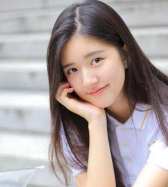圆脸女生适合哪些发型？生辰刘海、纹理烫，瘦脸的同时更有气质