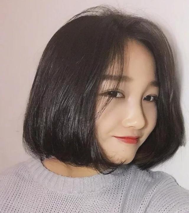 圆脸女生适合哪些发型？生辰刘海、纹理烫，瘦脸的同时更有气质