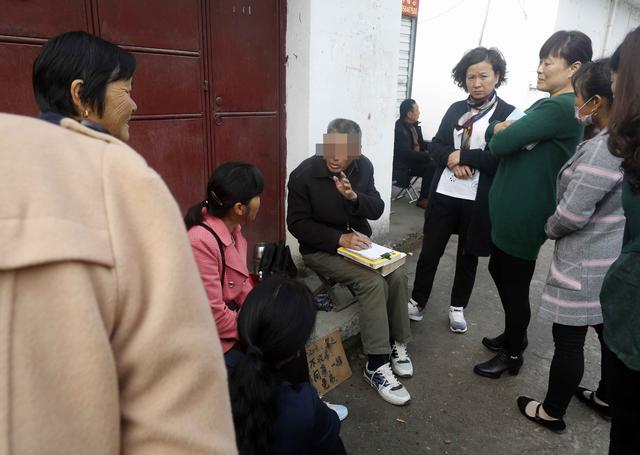 陪读家长围住@￥先生，预测孩子高考成绩，一次20元
