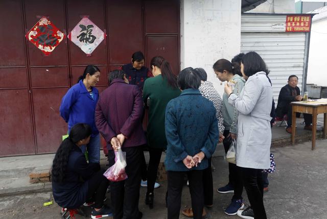 陪读家长围住@￥先生，预测孩子高考成绩，一次20元