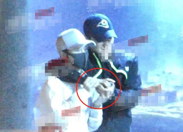 谢楠携家人出行不见吴京，紧抱小宝不撒手，大儿子吴所谓站在一边