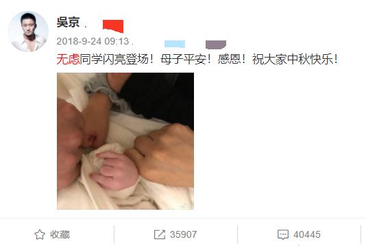 谢楠携家人出行不见吴京，紧抱小宝不撒手，大儿子吴所谓站在一边
