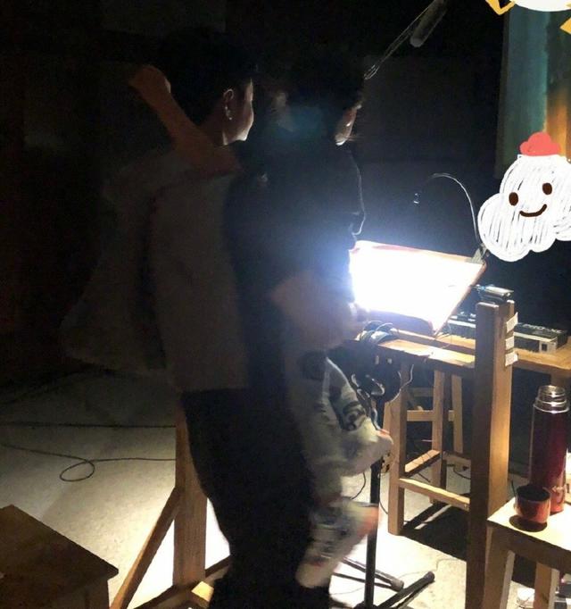 谢楠携家人出行不见吴京，紧抱小宝不撒手，大儿子吴所谓站在一边
