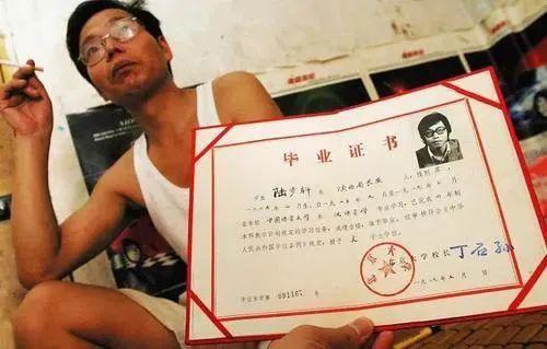 那个考了749分，只差1分满分的高考第一人，他的现状怎么样了？
