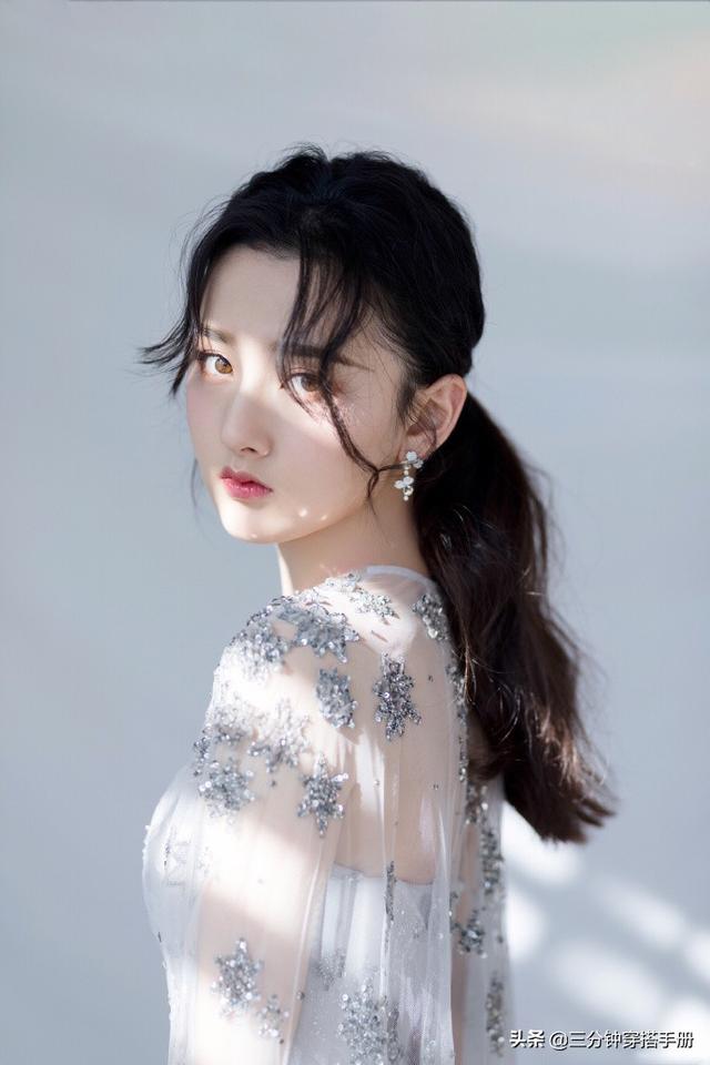 女生的刘海不要剪得太花俏！这款生辰刘海，最适合发际线高的女生