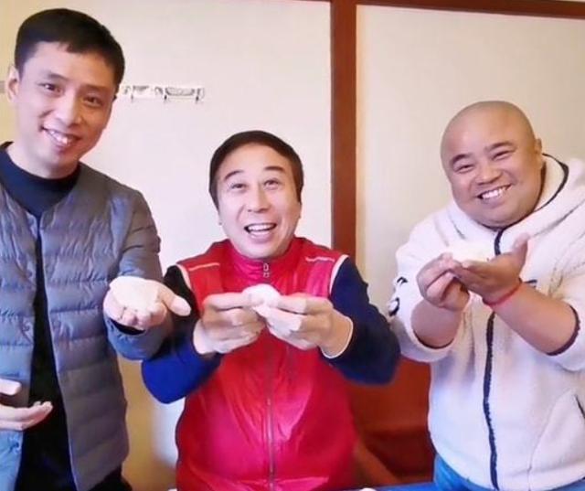 64岁冯巩送新年祝福！两鬓斑白眼睛瞪大，生鸡蛋上刻自画像