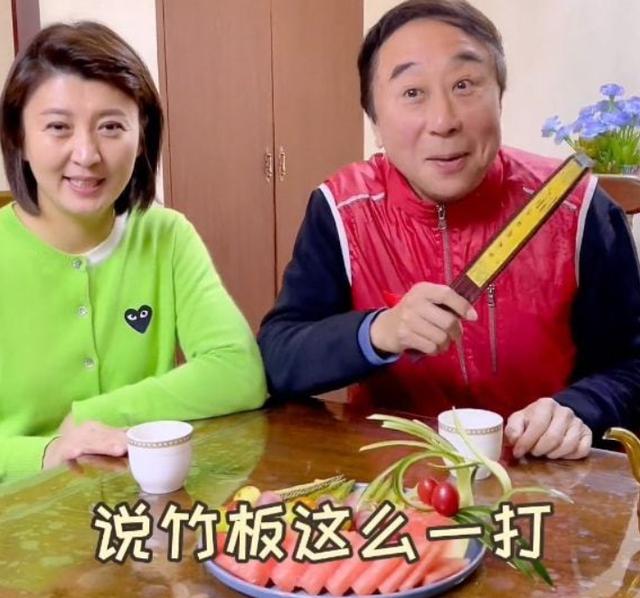 64岁冯巩送新年祝福！两鬓斑白眼睛瞪大，生鸡蛋上刻自画像