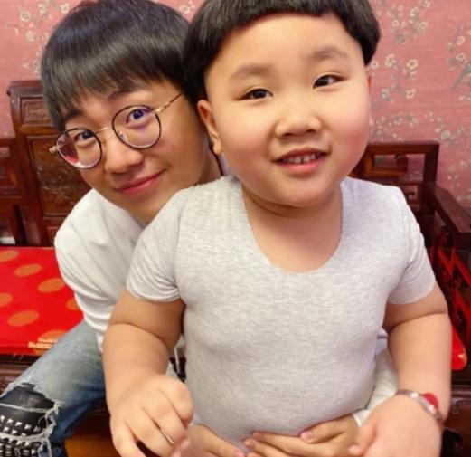 郭德纲的两儿子，上帝亲吻了郭麒麟，却忘了小儿子